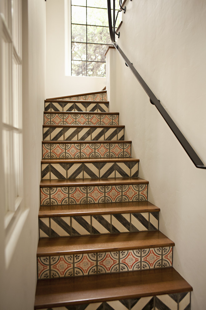 Staircase - traditional staircase idea in Los Angeles