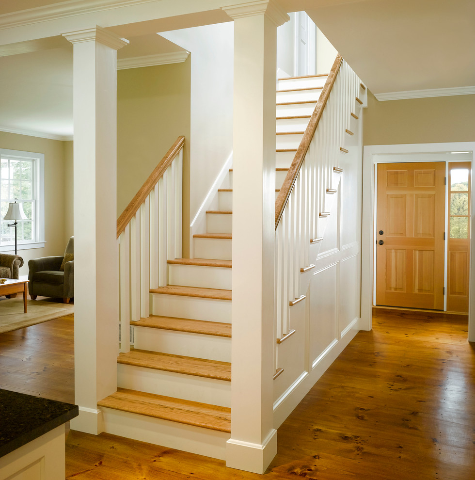 Imagen de escalera campestre con escalones de madera y contrahuellas de madera pintada