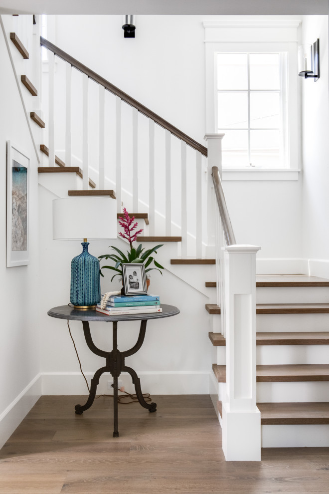 Источник вдохновения для домашнего уюта: п-образная лестница в морском стиле с деревянными ступенями и крашенными деревянными подступенками