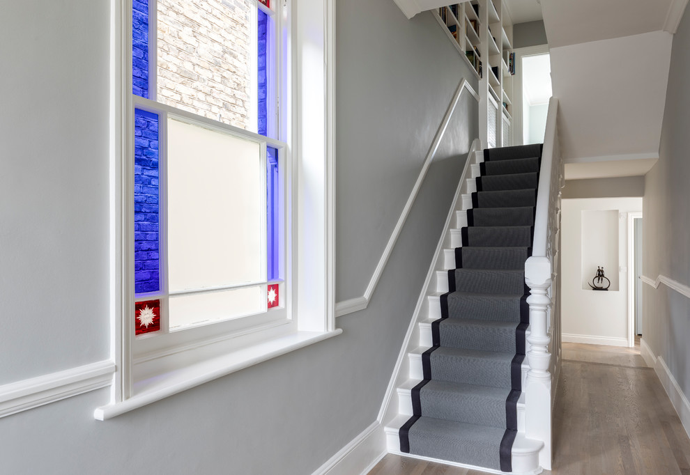 Imagen de escalera clásica renovada de tamaño medio