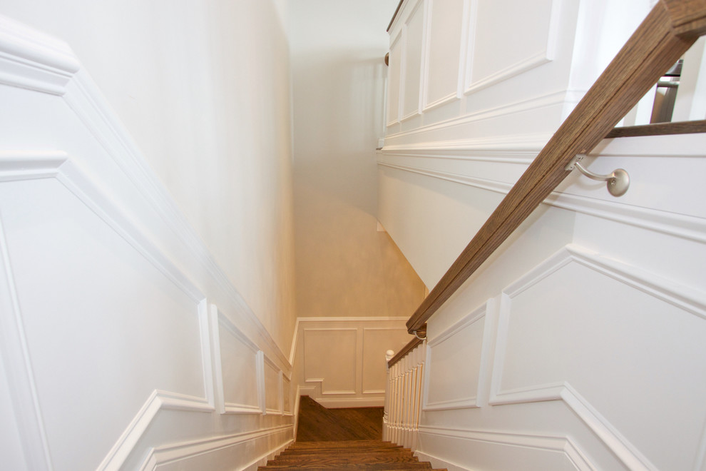 Diseño de escalera en L clásica de tamaño medio con escalones de madera y contrahuellas de madera pintada