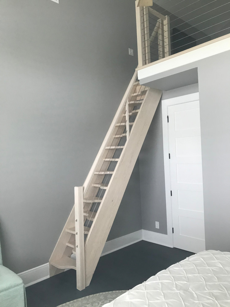 Diseño de escalera recta minimalista pequeña sin contrahuella con escalones de madera y barandilla de varios materiales