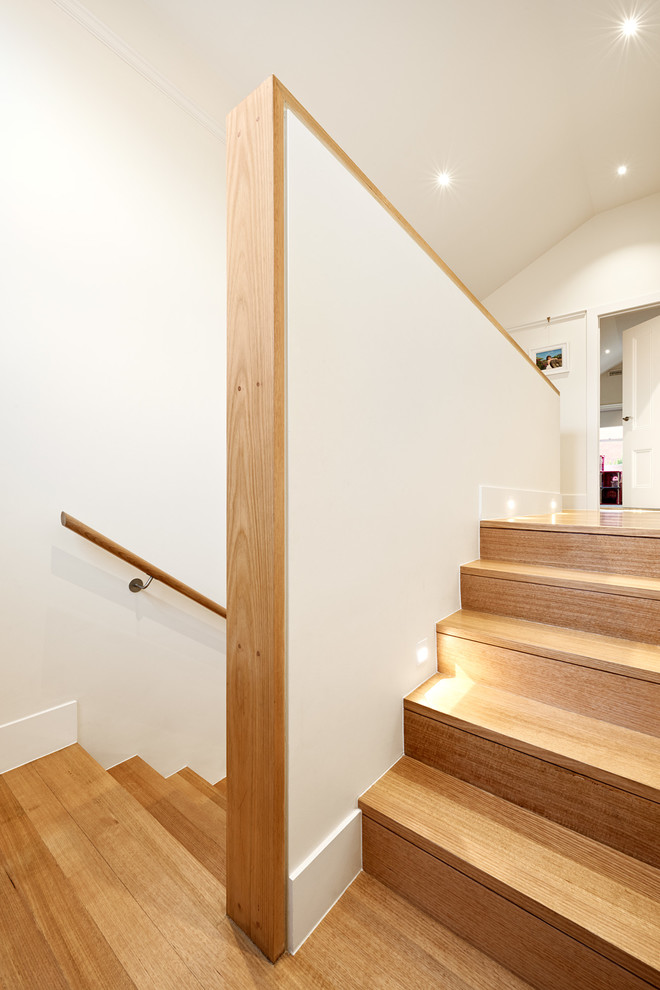 Moderne Holztreppe in U-Form mit Holz-Setzstufen in Melbourne