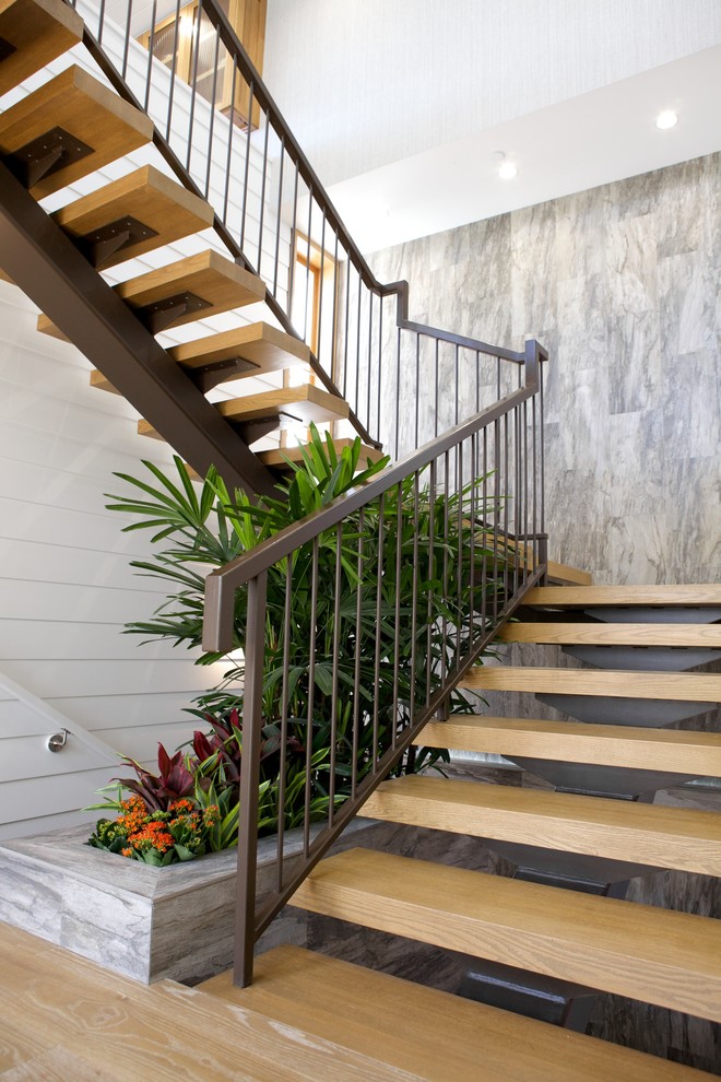 Diseño de escalera en U marinera grande con escalones de madera