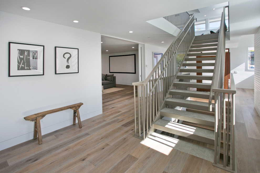 Cette photo montre un très grand escalier sans contremarche droit tendance avec des marches en bois.