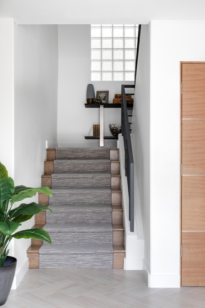 Источник вдохновения для домашнего уюта: п-образная деревянная лестница среднего размера в стиле модернизм с ступенями с ковровым покрытием и металлическими перилами