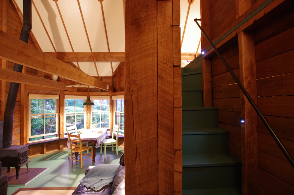 На фото: маленькая изогнутая лестница в стиле рустика с крашенными деревянными ступенями, крашенными деревянными подступенками и металлическими перилами для на участке и в саду с