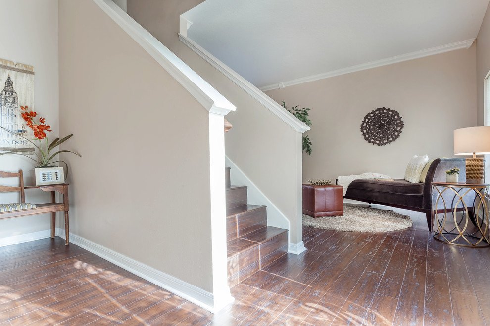 Cette image montre un grand escalier droit minimaliste avec des marches en bois et des contremarches en bois.