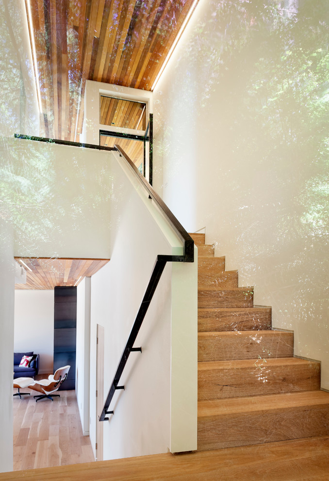 Пример оригинального дизайна: маленькая п-образная деревянная лестница в стиле модернизм с деревянными ступенями и металлическими перилами для на участке и в саду