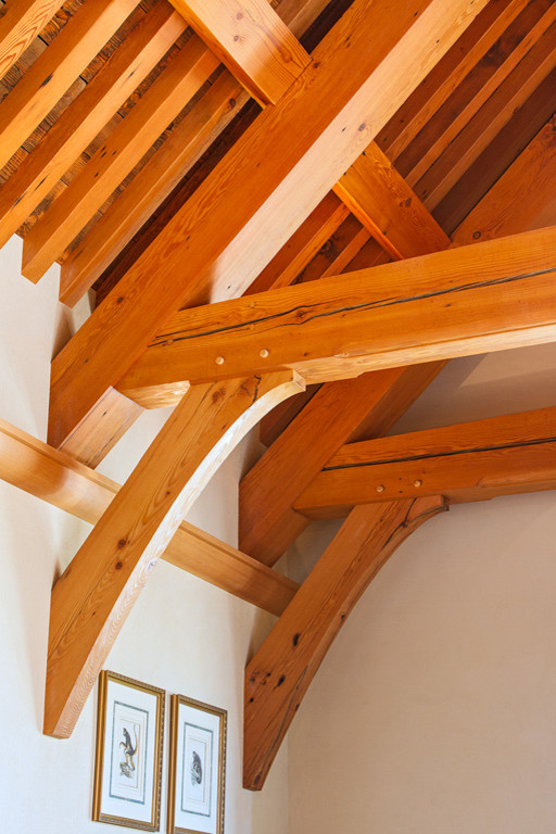 Пример оригинального дизайна: огромная угловая деревянная лестница в классическом стиле с деревянными ступенями