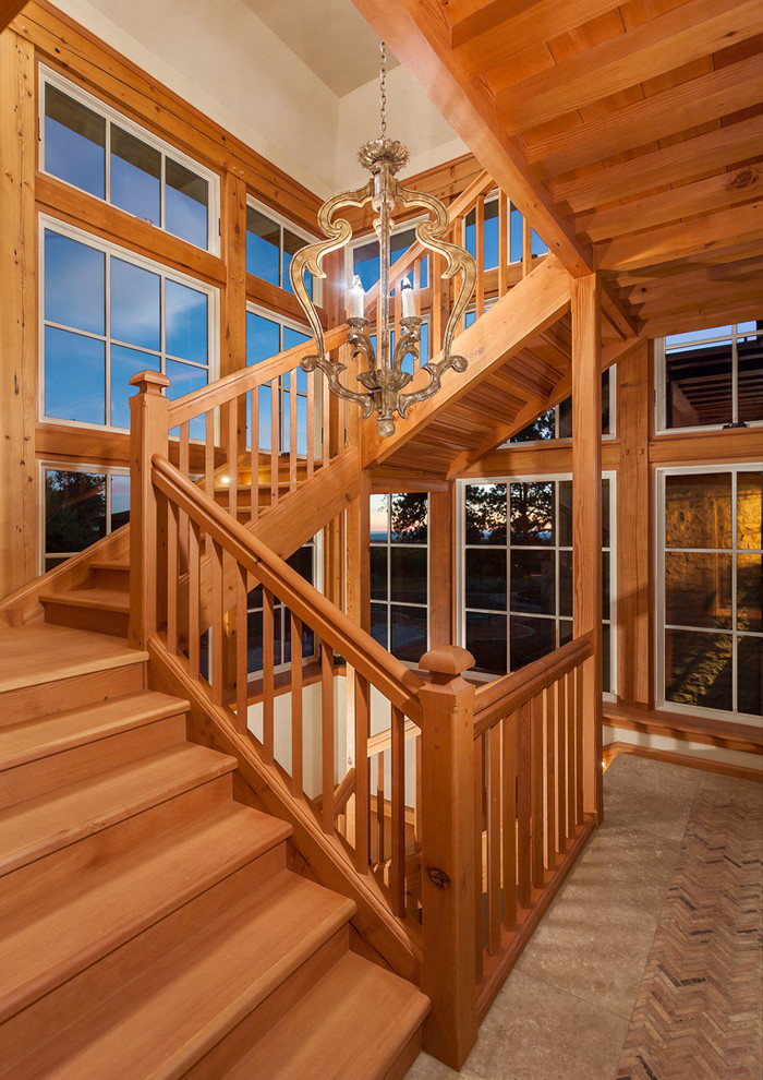 Ejemplo de escalera en L clásica con escalones de madera y contrahuellas de madera