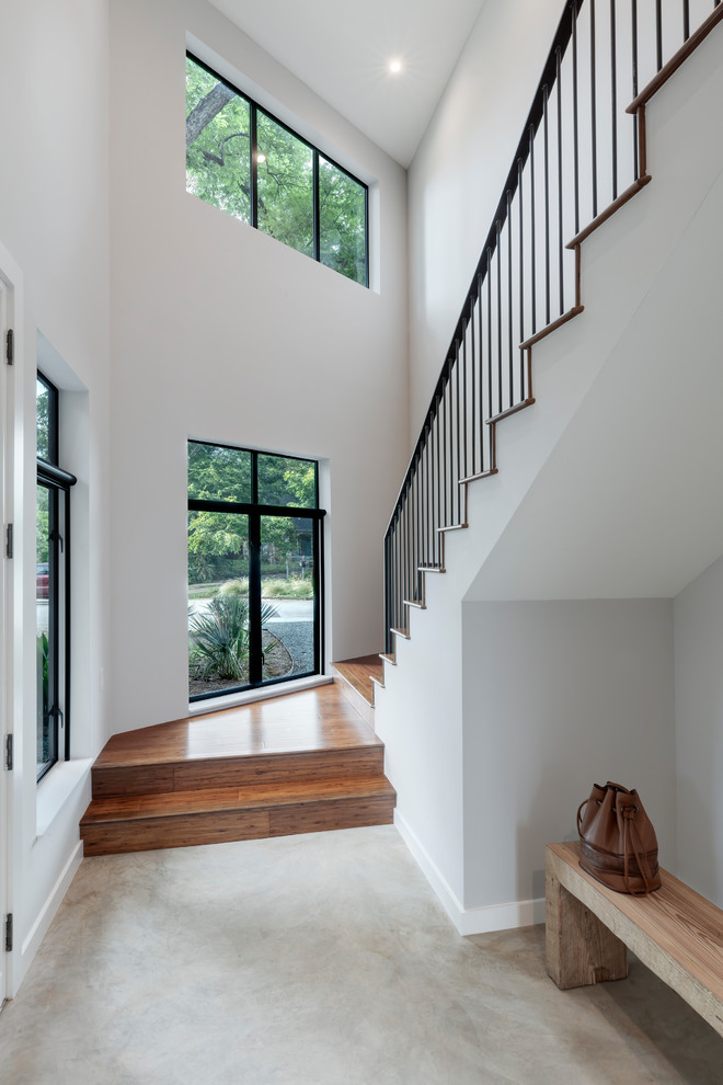 Свежая идея для дизайна: прямая деревянная лестница среднего размера в стиле модернизм с деревянными ступенями и металлическими перилами - отличное фото интерьера
