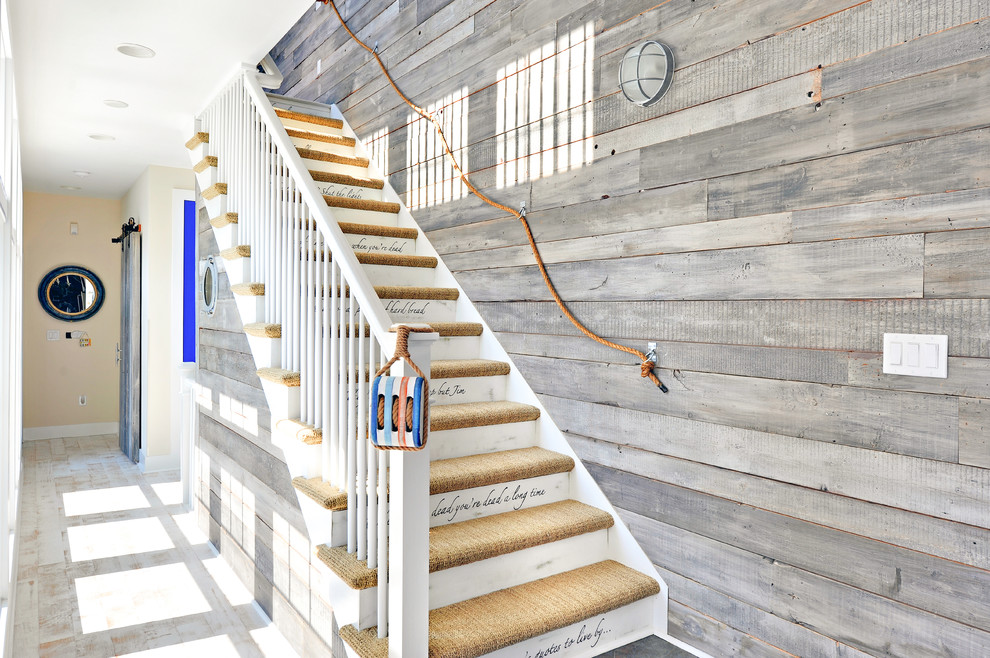 Идея дизайна: лестница в морском стиле с ступенями с ковровым покрытием и крашенными деревянными подступенками