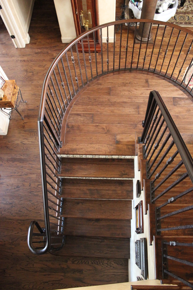 Свежая идея для дизайна: п-образная деревянная лестница в стиле кантри с деревянными ступенями - отличное фото интерьера