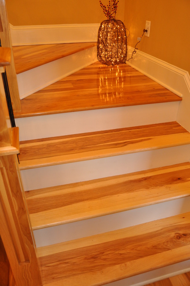 Idéer för en stor klassisk l-trappa i trä, med sättsteg i målat trä