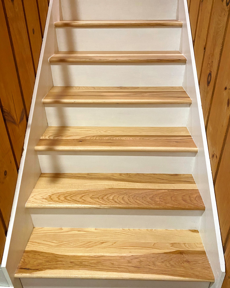 Gerade Urige Holztreppe mit Holz-Setzstufen und Holzwänden