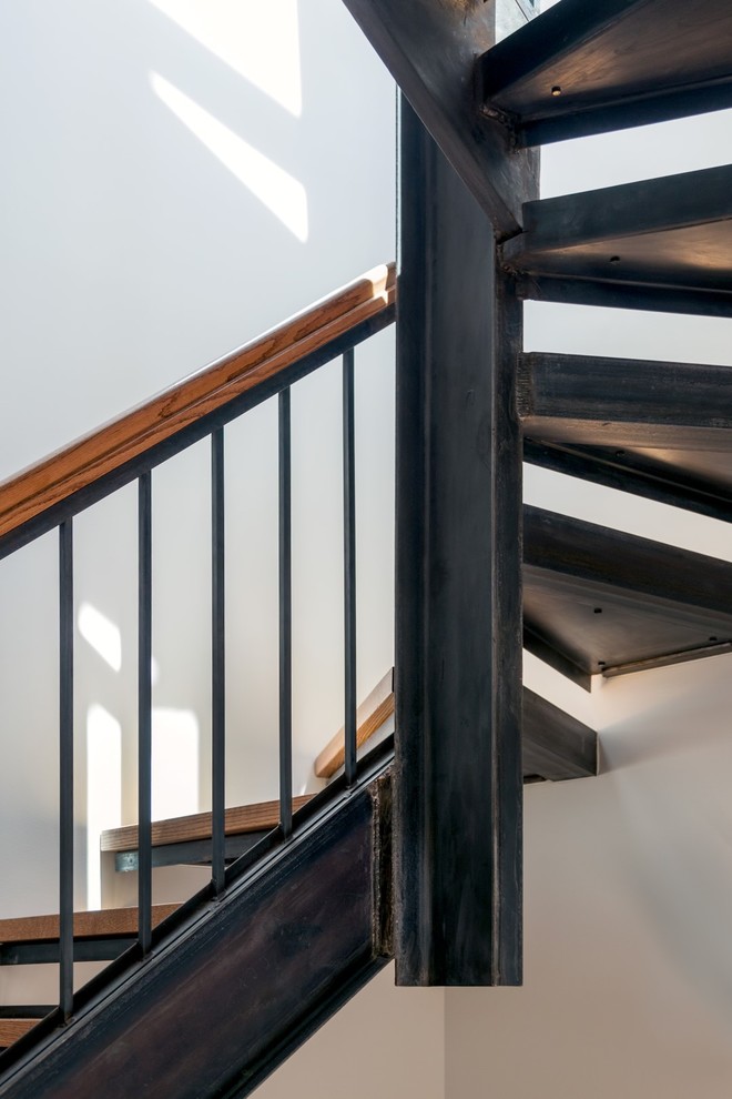 Inspiration pour un escalier sans contremarche traditionnel en U de taille moyenne avec des marches en bois et un garde-corps en métal.