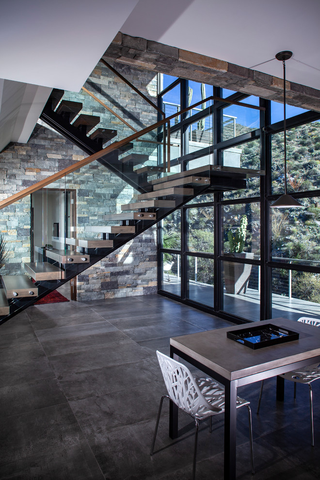 Источник вдохновения для домашнего уюта: огромная лестница на больцах в современном стиле с бетонными ступенями