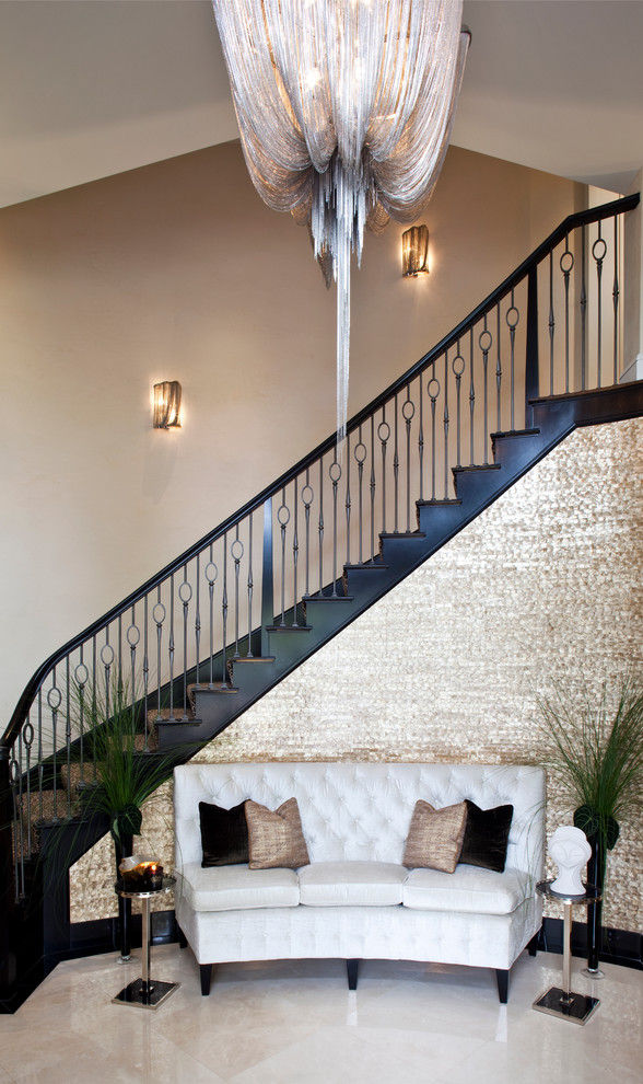 Idées déco pour un grand escalier courbe contemporain avec des marches en bois peint.
