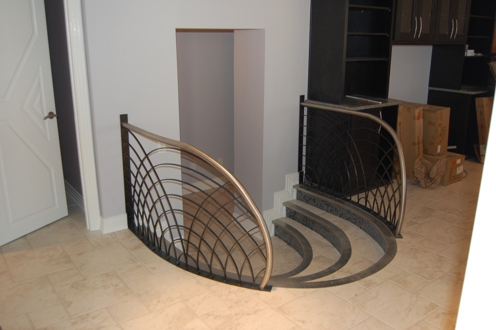 На фото: прямая лестница среднего размера в современном стиле с деревянными ступенями, крашенными деревянными подступенками и металлическими перилами