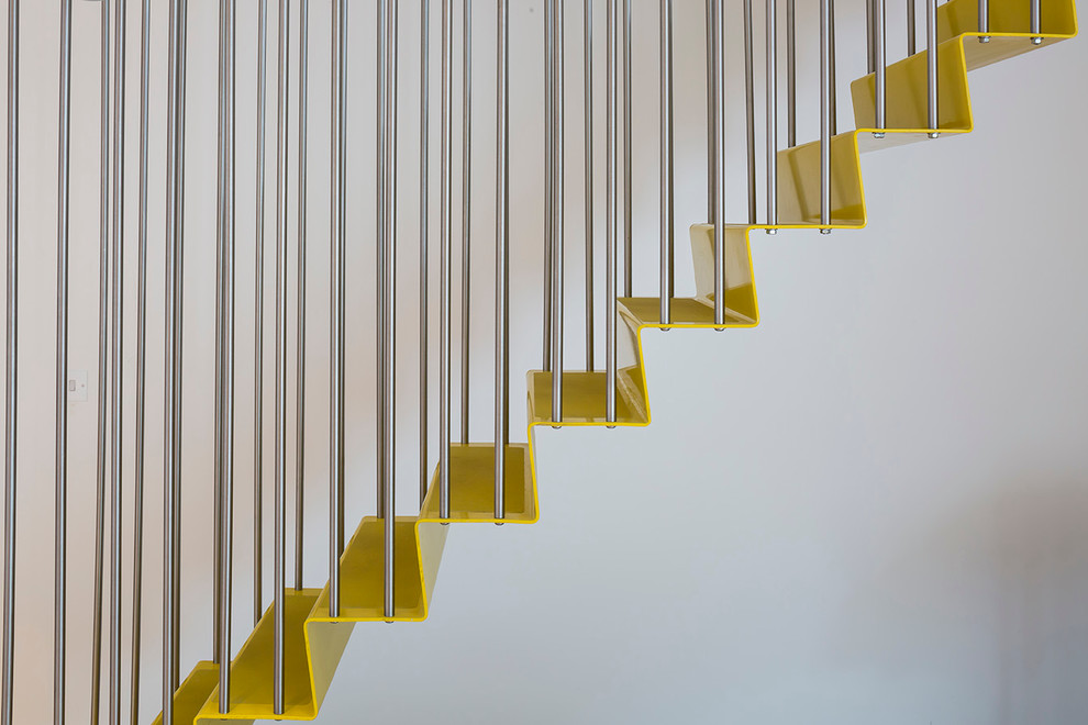 Idéer för en mellanstor modern rak trappa i akryl