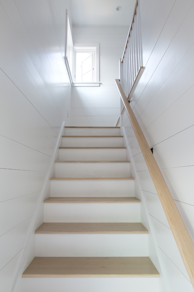 Foto de escalera recta marinera de tamaño medio con escalones de madera y contrahuellas de madera pintada