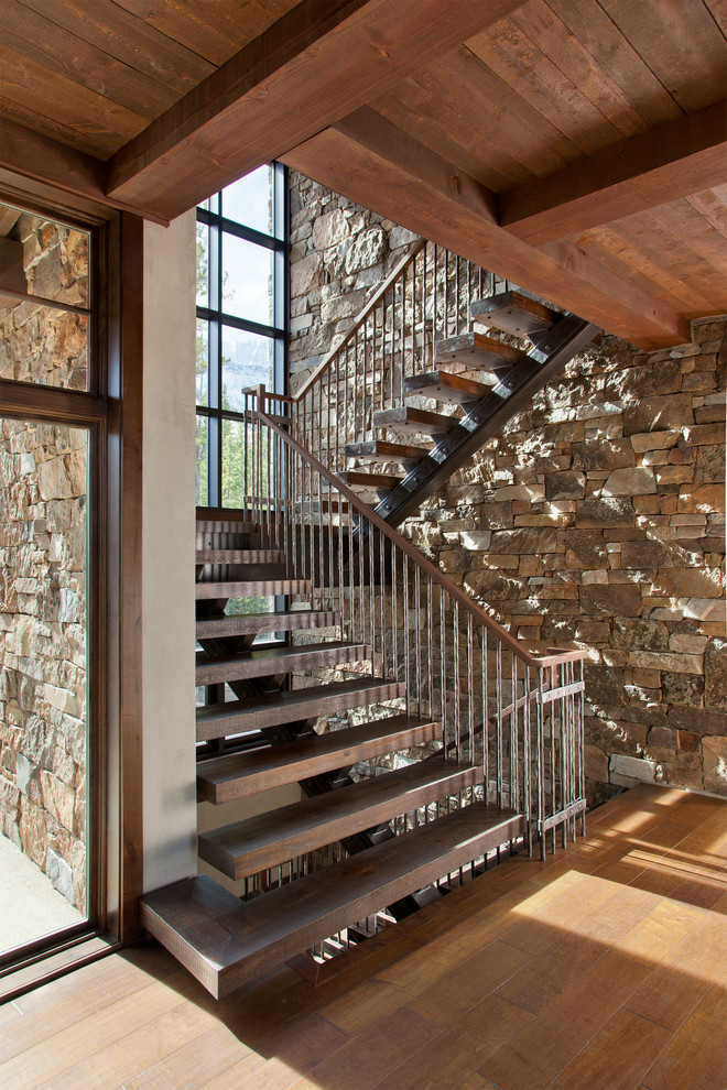 На фото: п-образная лестница в стиле рустика с деревянными ступенями и металлическими перилами без подступенок