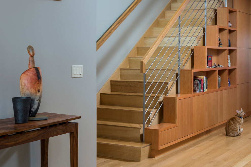 Exemple d'un grand escalier droit moderne avec des marches en bois et des contremarches en bois.