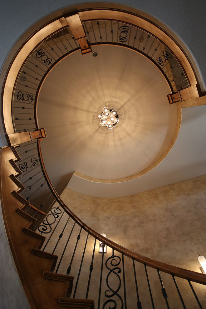 Пример оригинального дизайна: изогнутая деревянная лестница среднего размера в стиле неоклассика (современная классика) с деревянными ступенями и металлическими перилами