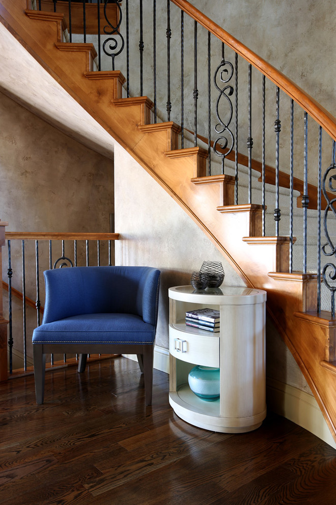 Источник вдохновения для домашнего уюта: изогнутая деревянная лестница среднего размера в стиле неоклассика (современная классика) с деревянными ступенями и металлическими перилами