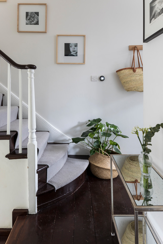 Imagen de escalera en U tradicional de tamaño medio con escalones de madera, contrahuellas de madera y barandilla de madera