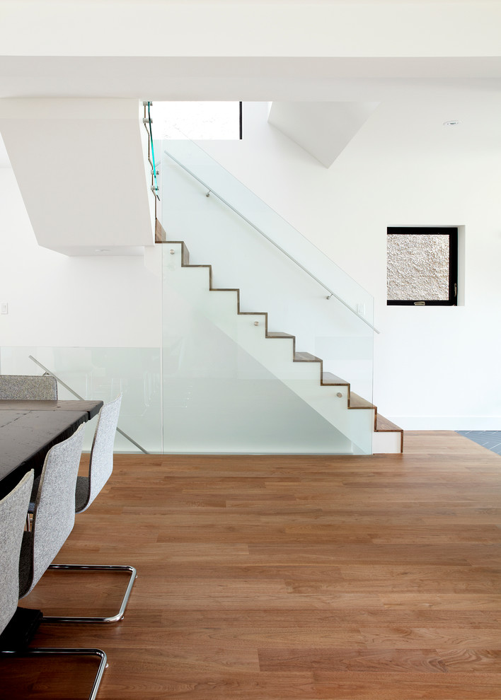 Exemple d'un escalier tendance en L avec des marches en bois et des contremarches en bois.