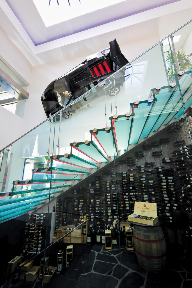 Идея дизайна: лестница среднего размера в стиле модернизм с стеклянными ступенями, стеклянными подступенками и металлическими перилами