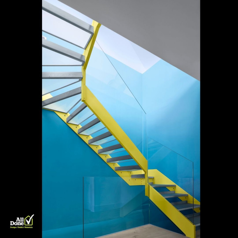 Cette photo montre un escalier sans contremarche éclectique avec des marches en verre et un garde-corps en verre.