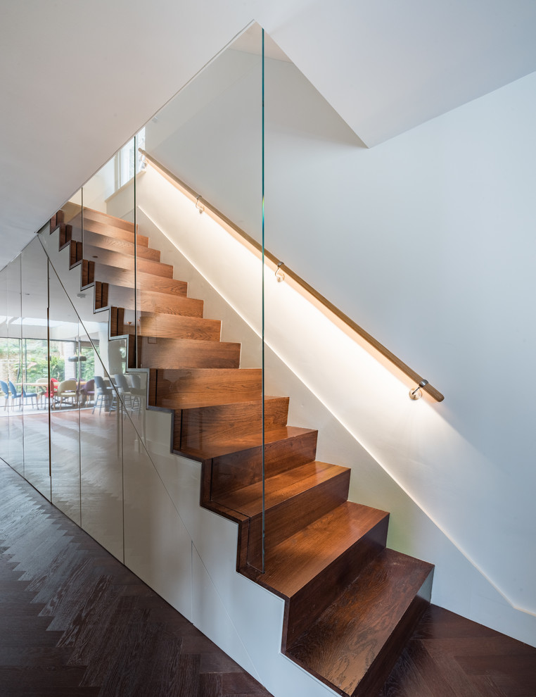 Foto de escalera recta actual de tamaño medio con escalones de madera