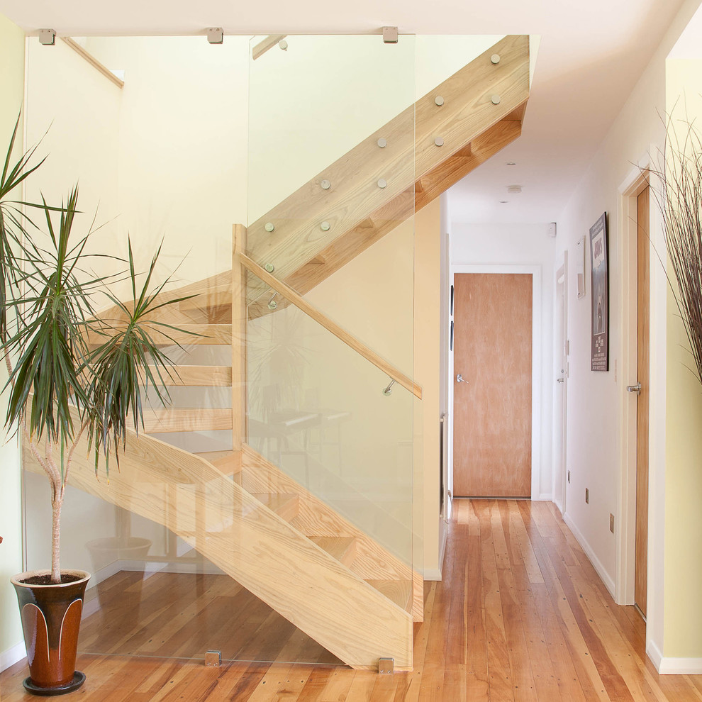 Foto de escalera en U nórdica de tamaño medio sin contrahuella con escalones de madera