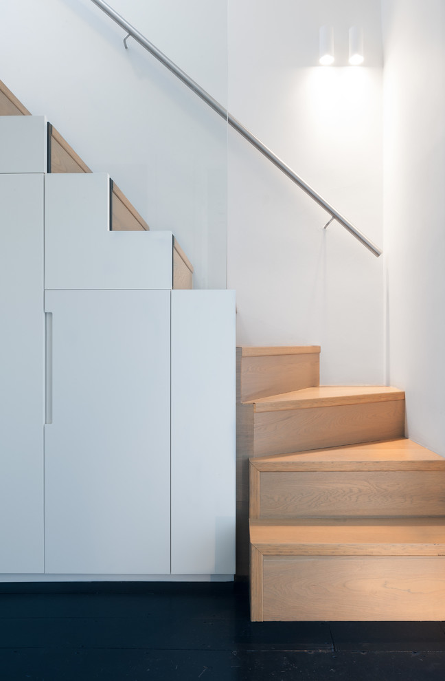 Идея дизайна: маленькая угловая деревянная лестница в современном стиле с деревянными ступенями и кладовкой или шкафом под ней для на участке и в саду