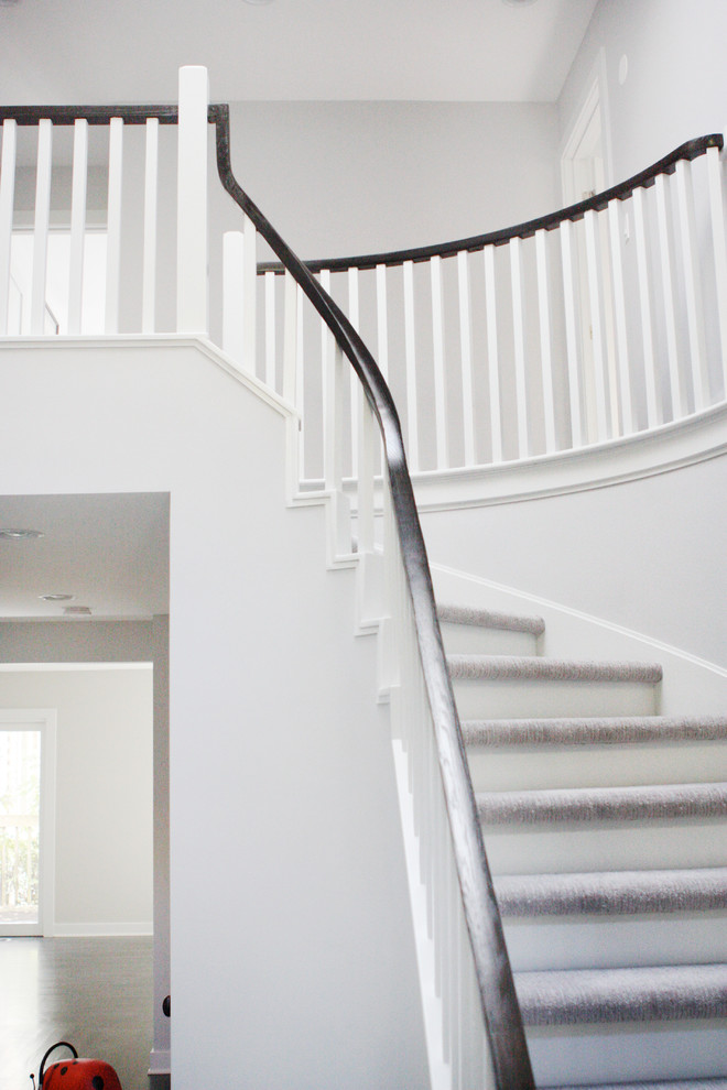 Foto de escalera curva moderna grande con escalones enmoquetados