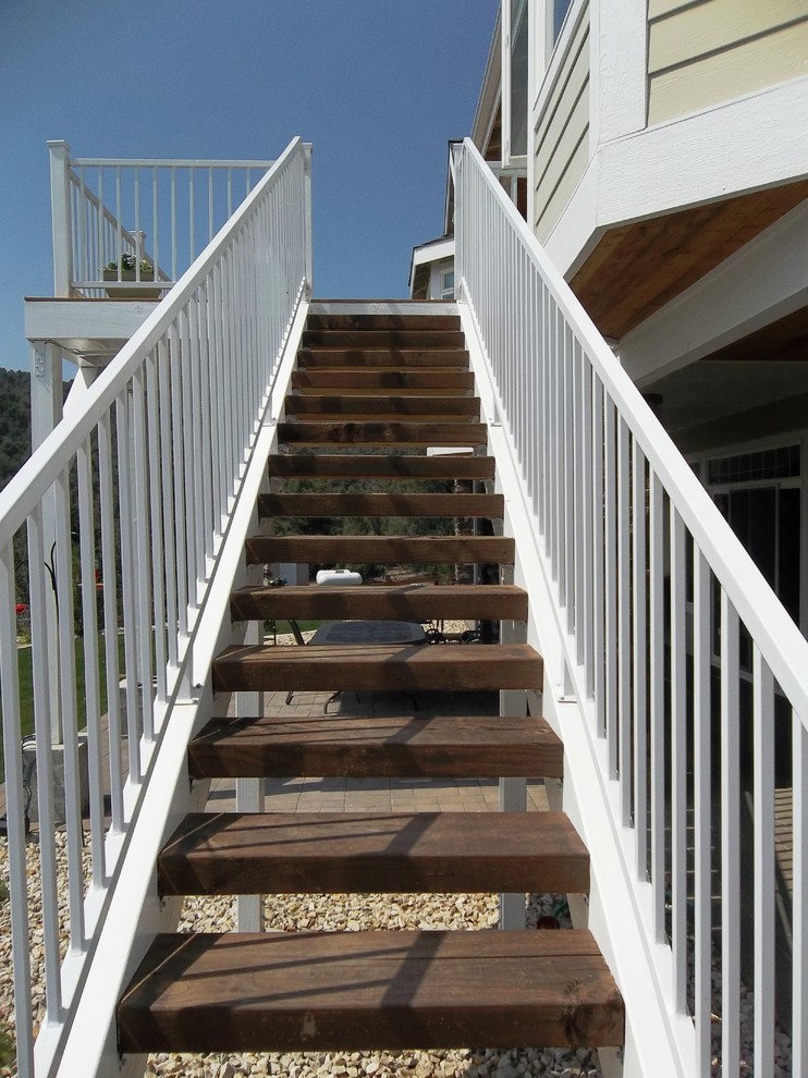 Diseño de escalera recta tradicional de tamaño medio con escalones de madera y contrahuellas de madera