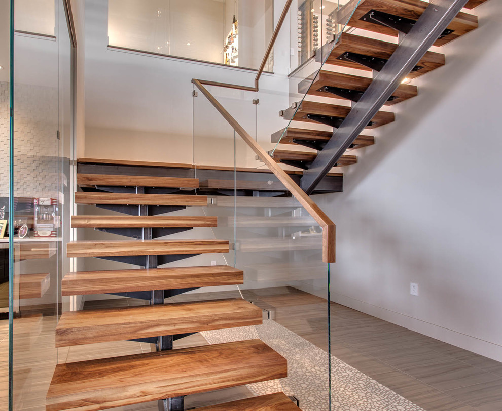 Источник вдохновения для домашнего уюта: п-образная лестница среднего размера в современном стиле с деревянными ступенями и стеклянными перилами без подступенок