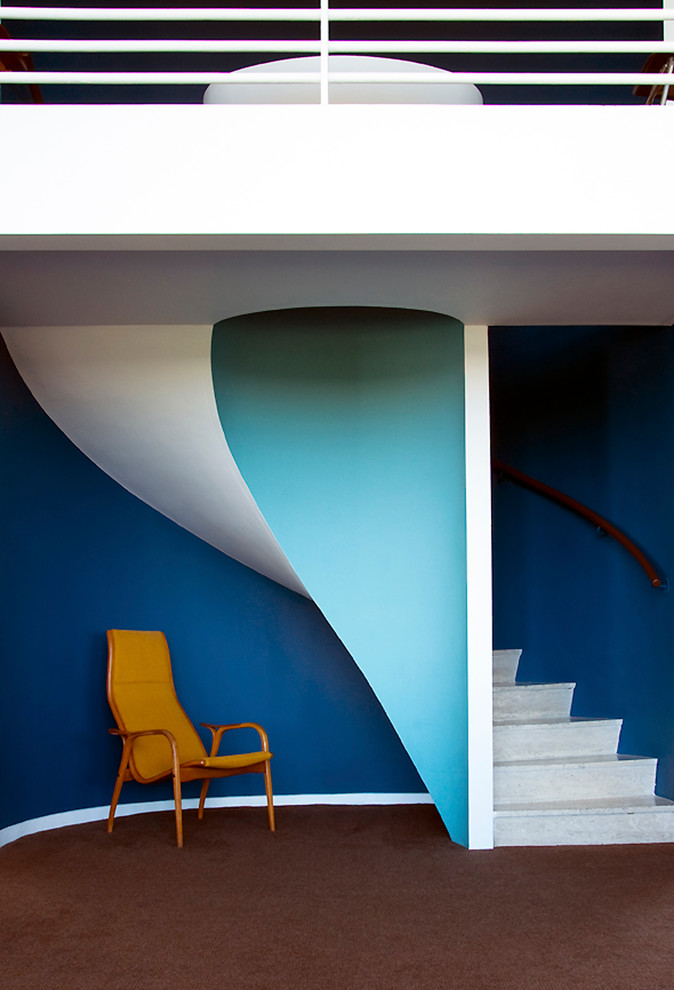 Imagen de escalera de caracol minimalista de tamaño medio