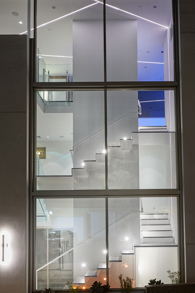 На фото: большая угловая лестница в стиле модернизм с