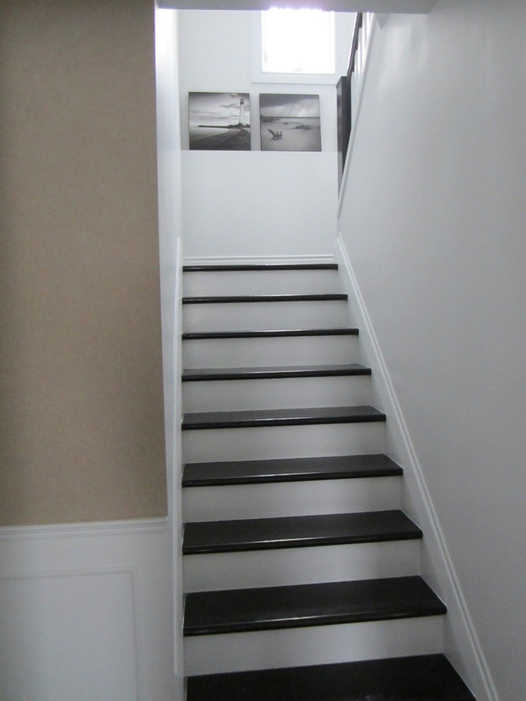 Aménagement d'un escalier classique en U de taille moyenne avec des marches en bois et des contremarches en bois.