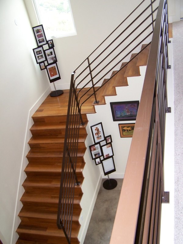 オースティンにあるコンテンポラリースタイルのおしゃれな階段の写真
