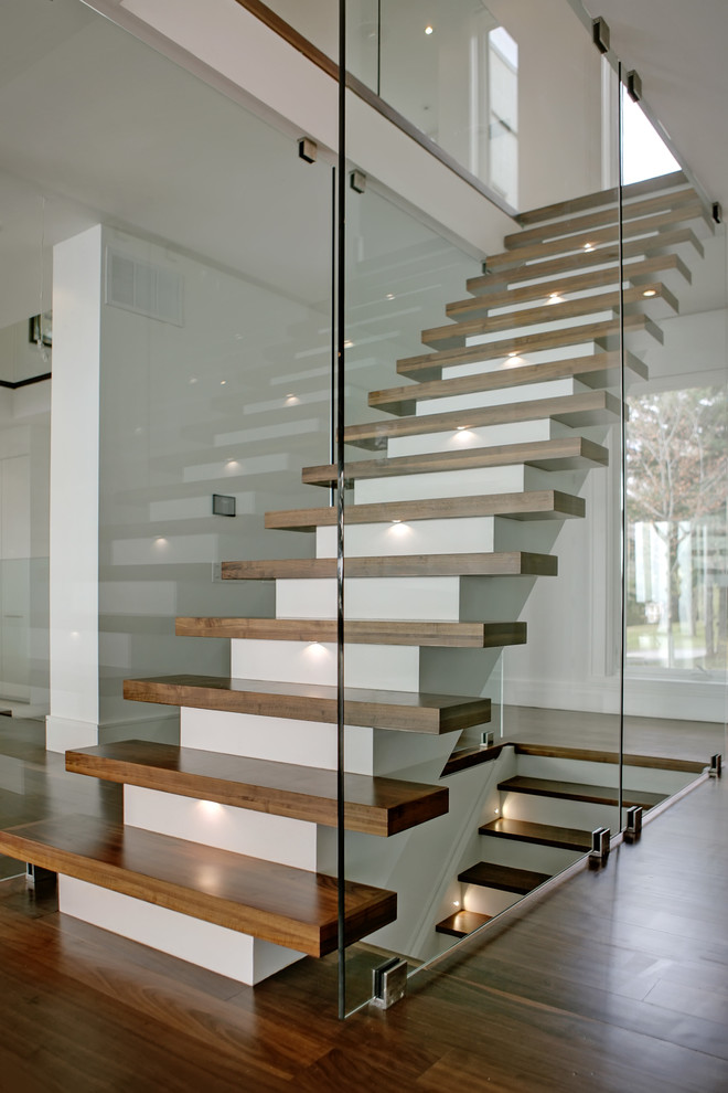 Пример оригинального дизайна: прямая лестница среднего размера в стиле модернизм с деревянными ступенями и крашенными деревянными подступенками