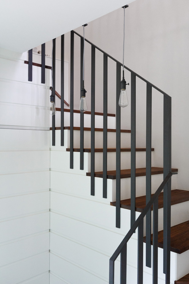 Источник вдохновения для домашнего уюта: п-образная лестница в стиле неоклассика (современная классика) с деревянными ступенями и крашенными деревянными подступенками
