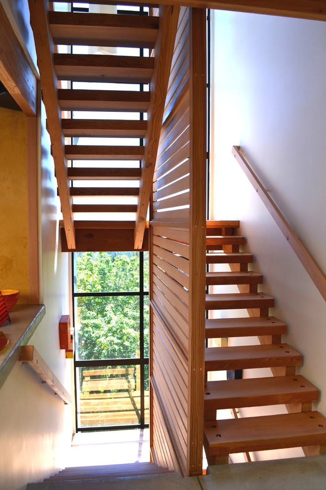 Пример оригинального дизайна: п-образная лестница среднего размера в современном стиле с деревянными ступенями и деревянными перилами без подступенок