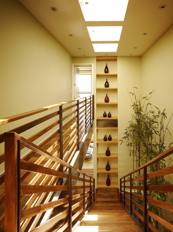 Modelo de escalera recta contemporánea con escalones de madera