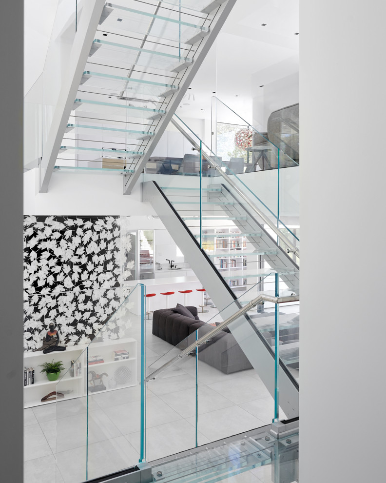 Idéer för en modern u-trappa i glas, med öppna sättsteg och räcke i glas