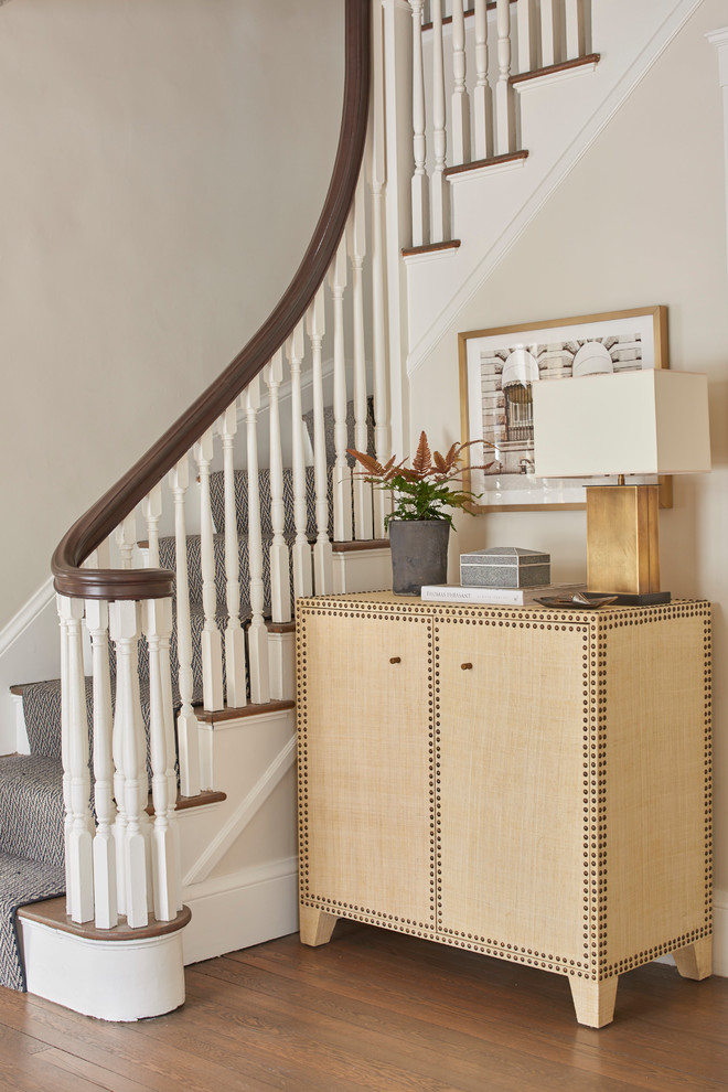 Свежая идея для дизайна: угловая лестница в классическом стиле с ступенями с ковровым покрытием, ковровыми подступенками и деревянными перилами - отличное фото интерьера